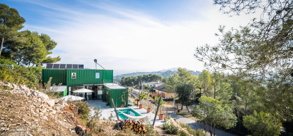 Barcelona Container House - Una vivienda prefabricada que se integra en el paisaje mediterraneo